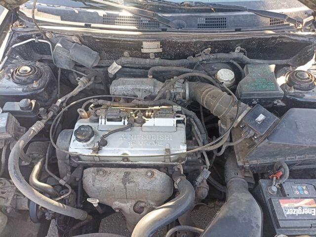 Черный Мицубиси Харизма, объемом двигателя 1.6 л и пробегом 402 тыс. км за 2200 $, фото 6 на Automoto.ua