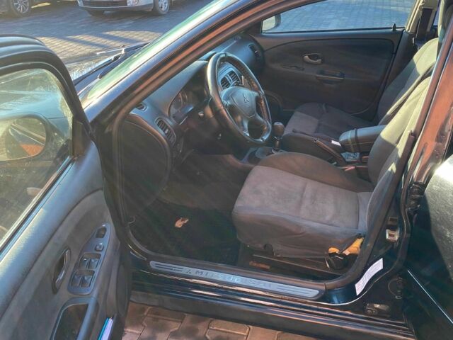 Черный Мицубиси Харизма, объемом двигателя 1.6 л и пробегом 30 тыс. км за 3000 $, фото 9 на Automoto.ua