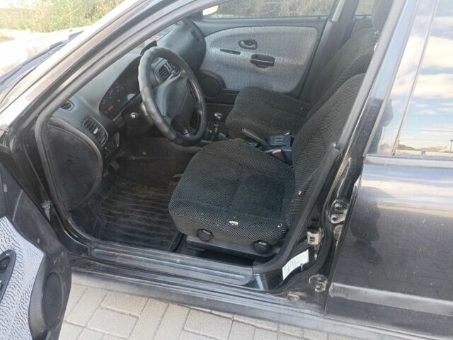 Черный Мицубиси Харизма, объемом двигателя 1.6 л и пробегом 402 тыс. км за 2200 $, фото 5 на Automoto.ua