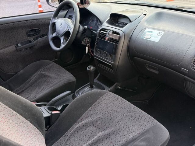 Фіолетовий Міцубісі Харизма, об'ємом двигуна 1.6 л та пробігом 236 тис. км за 3000 $, фото 4 на Automoto.ua