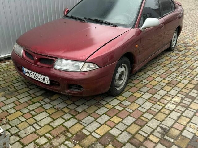 Красный Мицубиси Харизма, объемом двигателя 1.8 л и пробегом 200 тыс. км за 800 $, фото 5 на Automoto.ua