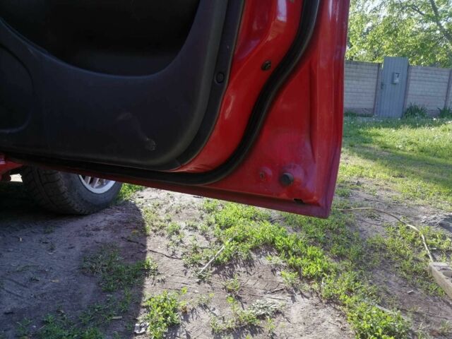 Красный Мицубиси Харизма, объемом двигателя 1.8 л и пробегом 327 тыс. км за 2700 $, фото 3 на Automoto.ua