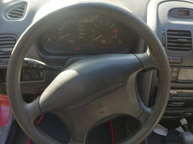 Красный Мицубиси Харизма, объемом двигателя 1.8 л и пробегом 327 тыс. км за 2700 $, фото 5 на Automoto.ua