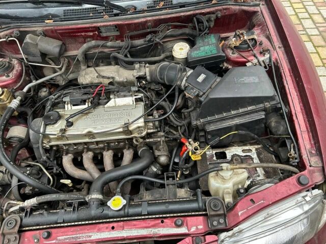Красный Мицубиси Харизма, объемом двигателя 1.8 л и пробегом 200 тыс. км за 800 $, фото 1 на Automoto.ua