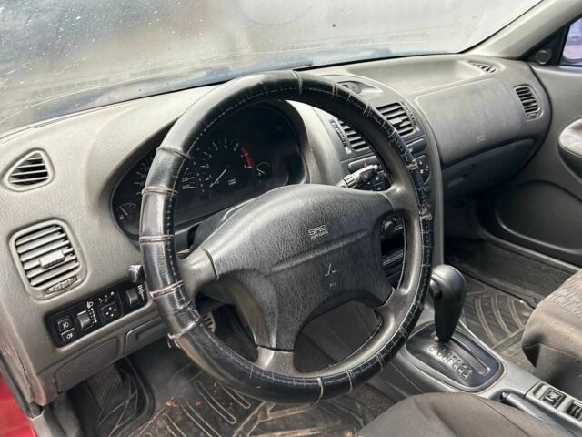 Красный Мицубиси Харизма, объемом двигателя 1.8 л и пробегом 200 тыс. км за 800 $, фото 4 на Automoto.ua