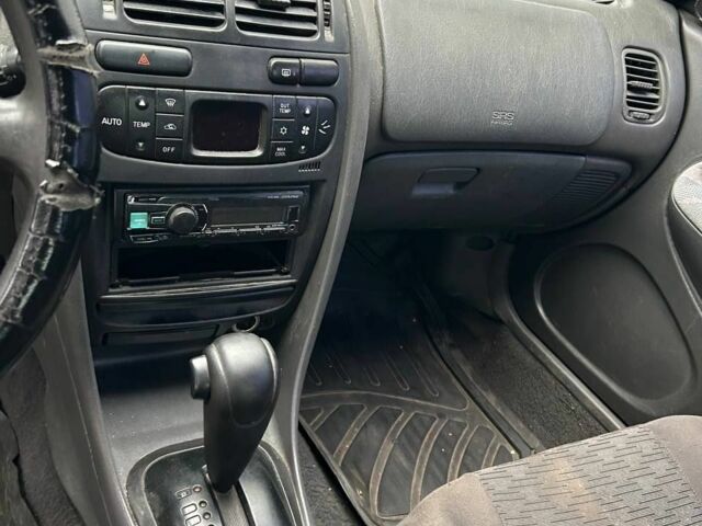 Красный Мицубиси Харизма, объемом двигателя 1.8 л и пробегом 200 тыс. км за 800 $, фото 2 на Automoto.ua