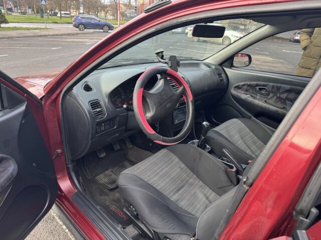 Красный Мицубиси Харизма, объемом двигателя 1.8 л и пробегом 257 тыс. км за 3100 $, фото 5 на Automoto.ua