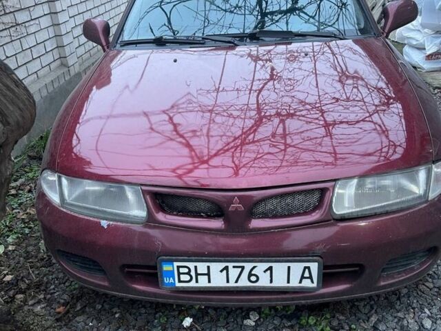 Красный Мицубиси Харизма, объемом двигателя 1.6 л и пробегом 306 тыс. км за 1500 $, фото 1 на Automoto.ua