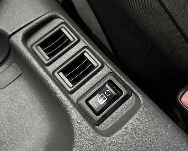 Красный Мицубиси Харизма, объемом двигателя 1.84 л и пробегом 172 тыс. км за 2990 $, фото 17 на Automoto.ua