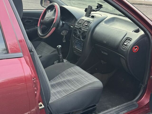 Красный Мицубиси Харизма, объемом двигателя 1.8 л и пробегом 257 тыс. км за 3100 $, фото 6 на Automoto.ua