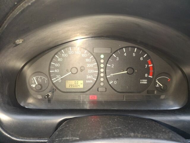 Красный Мицубиси Харизма, объемом двигателя 1.6 л и пробегом 310 тыс. км за 3199 $, фото 6 на Automoto.ua