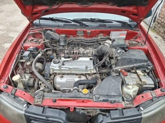 Красный Мицубиси Харизма, объемом двигателя 1.6 л и пробегом 310 тыс. км за 3199 $, фото 7 на Automoto.ua