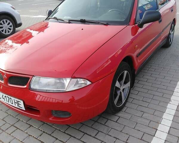 Красный Мицубиси Харизма, объемом двигателя 1.6 л и пробегом 270 тыс. км за 3000 $, фото 1 на Automoto.ua