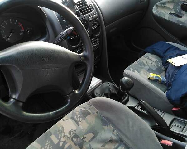 Красный Мицубиси Харизма, объемом двигателя 1.6 л и пробегом 270 тыс. км за 3000 $, фото 2 на Automoto.ua