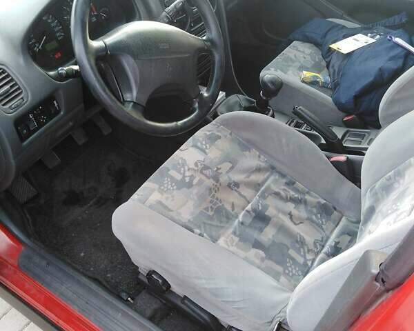 Красный Мицубиси Харизма, объемом двигателя 1.6 л и пробегом 270 тыс. км за 3000 $, фото 6 на Automoto.ua