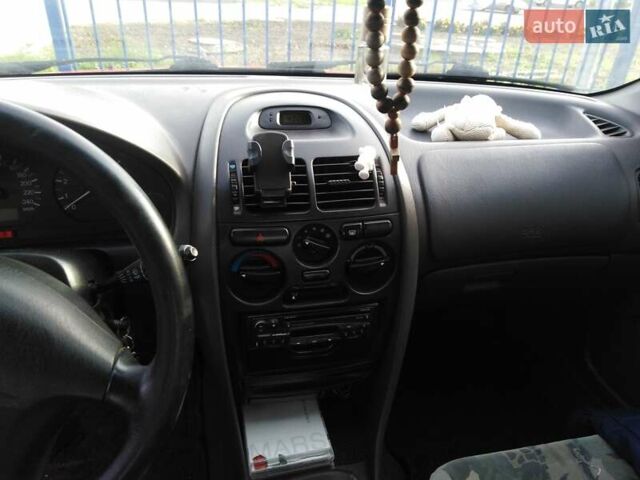 Красный Мицубиси Харизма, объемом двигателя 1.6 л и пробегом 270 тыс. км за 3000 $, фото 4 на Automoto.ua