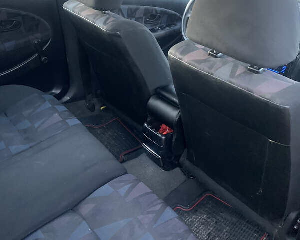 Красный Мицубиси Харизма, объемом двигателя 1.9 л и пробегом 350 тыс. км за 3000 $, фото 12 на Automoto.ua