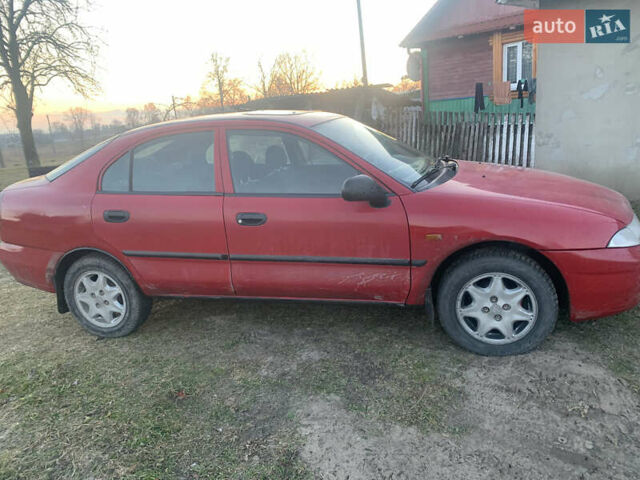 Красный Мицубиси Харизма, объемом двигателя 1.9 л и пробегом 350 тыс. км за 3000 $, фото 3 на Automoto.ua