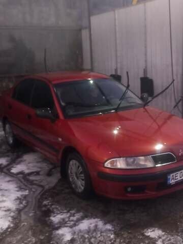 Красный Мицубиси Харизма, объемом двигателя 1.6 л и пробегом 450 тыс. км за 3000 $, фото 1 на Automoto.ua