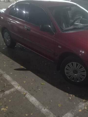 Красный Мицубиси Харизма, объемом двигателя 1.6 л и пробегом 450 тыс. км за 3000 $, фото 5 на Automoto.ua