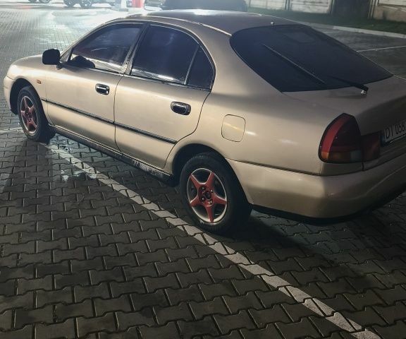 Серый Мицубиси Харизма, объемом двигателя 1.8 л и пробегом 350 тыс. км за 1500 $, фото 3 на Automoto.ua