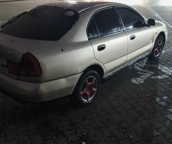 Серый Мицубиси Харизма, объемом двигателя 1.8 л и пробегом 350 тыс. км за 1500 $, фото 4 на Automoto.ua