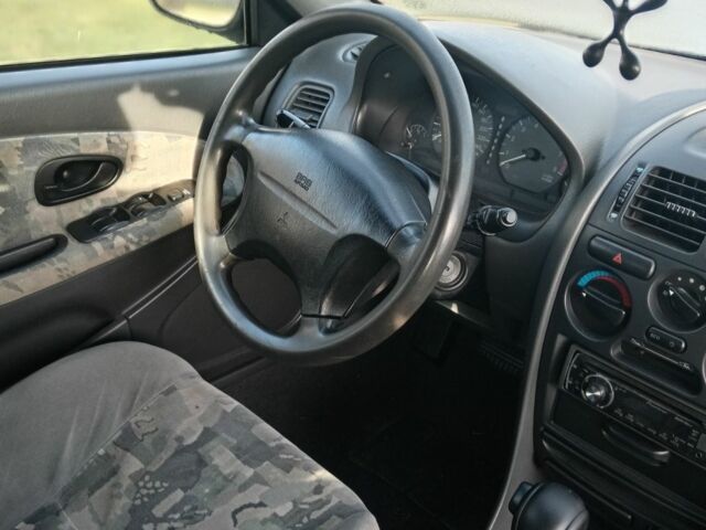 Сірий Міцубісі Харизма, об'ємом двигуна 0 л та пробігом 330 тис. км за 2400 $, фото 2 на Automoto.ua