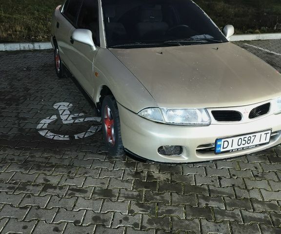 Серый Мицубиси Харизма, объемом двигателя 1.8 л и пробегом 350 тыс. км за 1500 $, фото 1 на Automoto.ua