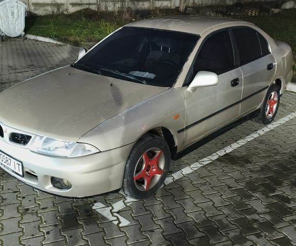 Серый Мицубиси Харизма, объемом двигателя 1.8 л и пробегом 350 тыс. км за 1500 $, фото 2 на Automoto.ua