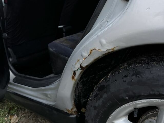 Серый Мицубиси Харизма, объемом двигателя 1.6 л и пробегом 340 тыс. км за 2000 $, фото 15 на Automoto.ua