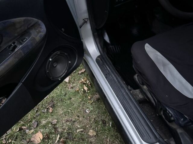 Серый Мицубиси Харизма, объемом двигателя 1.6 л и пробегом 340 тыс. км за 2000 $, фото 7 на Automoto.ua