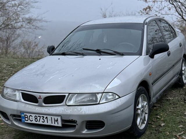 Серый Мицубиси Харизма, объемом двигателя 1.6 л и пробегом 340 тыс. км за 2000 $, фото 1 на Automoto.ua