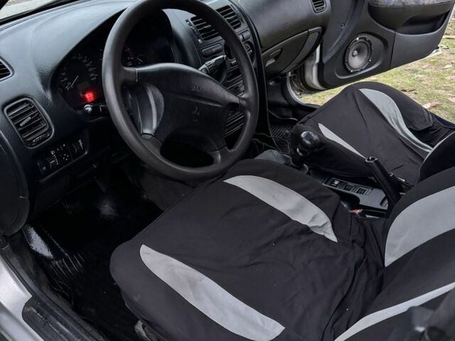 Серый Мицубиси Харизма, объемом двигателя 1.6 л и пробегом 340 тыс. км за 2000 $, фото 4 на Automoto.ua