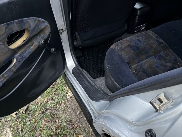 Серый Мицубиси Харизма, объемом двигателя 1.6 л и пробегом 340 тыс. км за 2000 $, фото 6 на Automoto.ua