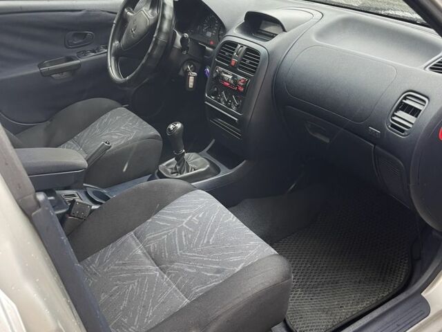 Сірий Міцубісі Харизма, об'ємом двигуна 1.9 л та пробігом 400 тис. км за 2800 $, фото 6 на Automoto.ua