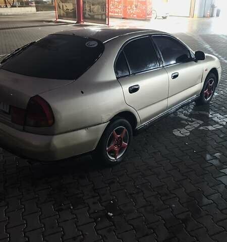 Серый Мицубиси Харизма, объемом двигателя 1.83 л и пробегом 350 тыс. км за 1500 $, фото 5 на Automoto.ua