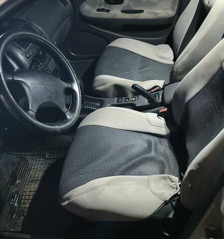 Серый Мицубиси Харизма, объемом двигателя 1.83 л и пробегом 350 тыс. км за 1500 $, фото 8 на Automoto.ua