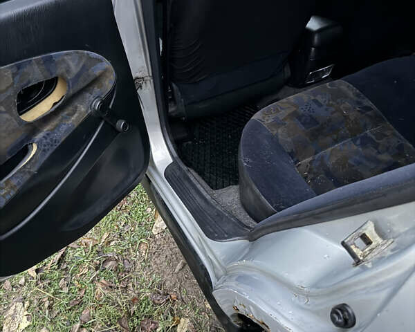 Серый Мицубиси Харизма, объемом двигателя 1.6 л и пробегом 340 тыс. км за 2000 $, фото 7 на Automoto.ua