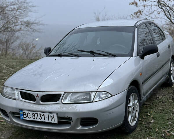 Серый Мицубиси Харизма, объемом двигателя 1.6 л и пробегом 340 тыс. км за 2000 $, фото 1 на Automoto.ua