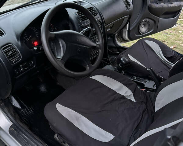 Серый Мицубиси Харизма, объемом двигателя 1.6 л и пробегом 340 тыс. км за 2000 $, фото 13 на Automoto.ua