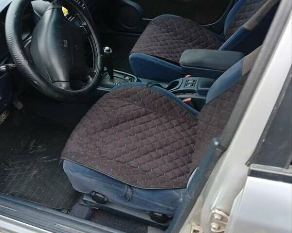 Серый Мицубиси Харизма, объемом двигателя 1.6 л и пробегом 320 тыс. км за 3000 $, фото 6 на Automoto.ua