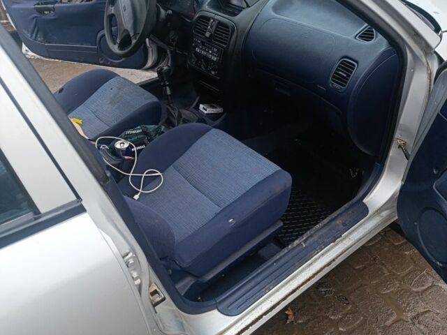 Серый Мицубиси Харизма, объемом двигателя 1.9 л и пробегом 280 тыс. км за 700 $, фото 4 на Automoto.ua