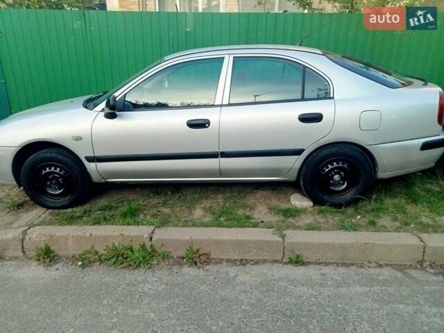 Серый Мицубиси Харизма, объемом двигателя 1.6 л и пробегом 300 тыс. км за 3300 $, фото 1 на Automoto.ua