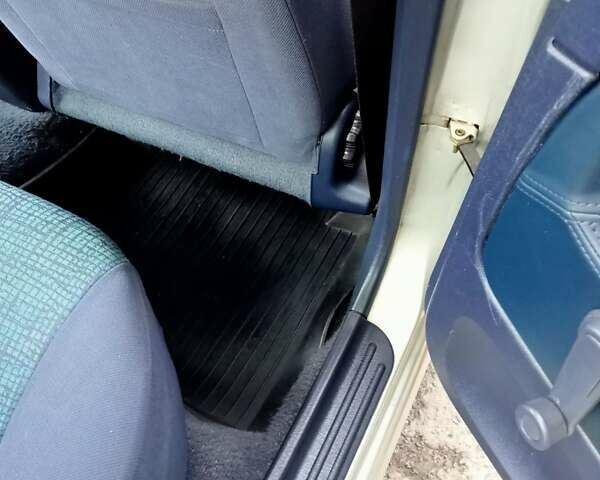 Серый Мицубиси Харизма, объемом двигателя 1.6 л и пробегом 300 тыс. км за 3300 $, фото 10 на Automoto.ua