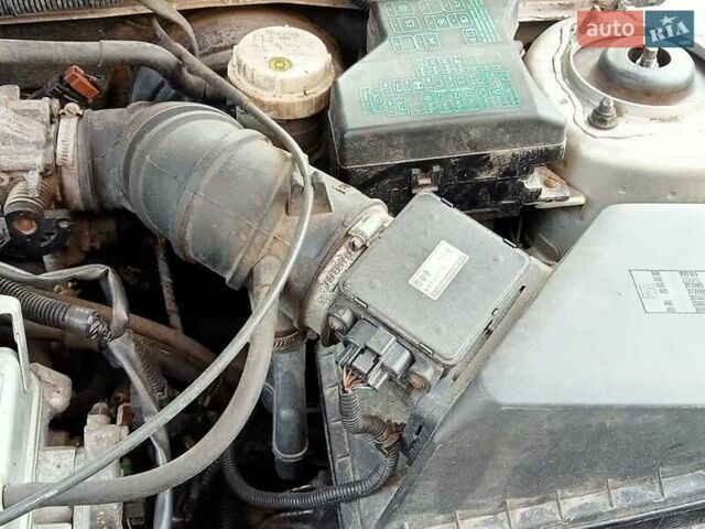 Серый Мицубиси Харизма, объемом двигателя 1.6 л и пробегом 300 тыс. км за 3300 $, фото 6 на Automoto.ua