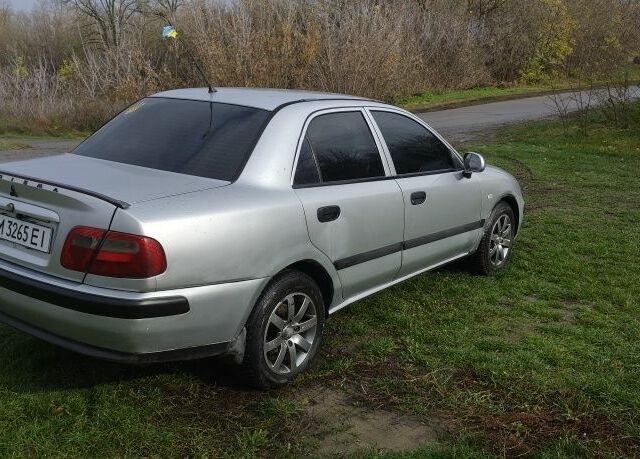 Серый Мицубиси Харизма, объемом двигателя 1.6 л и пробегом 250 тыс. км за 2600 $, фото 3 на Automoto.ua