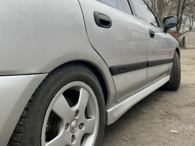 Серый Мицубиси Харизма, объемом двигателя 1.8 л и пробегом 265 тыс. км за 2850 $, фото 4 на Automoto.ua