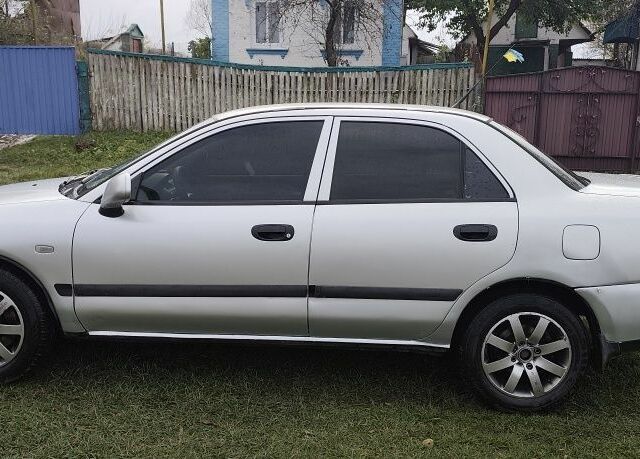 Серый Мицубиси Харизма, объемом двигателя 1.6 л и пробегом 250 тыс. км за 2600 $, фото 6 на Automoto.ua