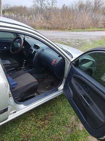 Серый Мицубиси Харизма, объемом двигателя 1.6 л и пробегом 250 тыс. км за 2600 $, фото 13 на Automoto.ua