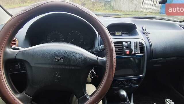 Серый Мицубиси Харизма, объемом двигателя 1.6 л и пробегом 250 тыс. км за 2600 $, фото 2 на Automoto.ua